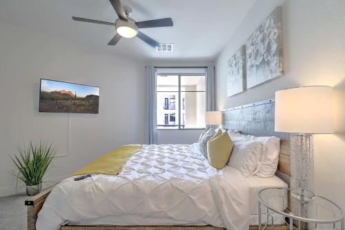 1 dormitorio con 1 cama y ventilador de techo en Walk Score 81-Shopping District-King Bed-Parking G3047, en Scottsdale