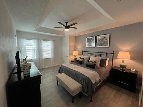 1 dormitorio con 1 cama y ventilador de techo en Brand new home at Sonoma Resort at Tapestry en Kissimmee