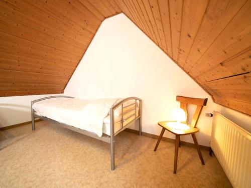 een kleine slaapkamer met een bed en een tafel bij Well kept Holiday Home in J chen on Paardenboerderij in Jüchen
