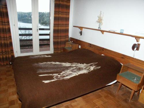 ein Schlafzimmer mit einem Bett mit einem Gemälde darauf in der Unterkunft Apartments by the sea Babine Kuce, Mljet - 611 in Goveđari