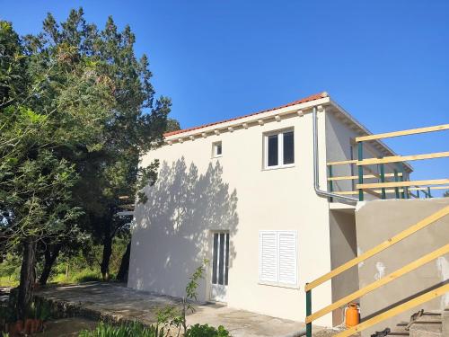 Το κτήριο όπου στεγάζεται  το διαμέρισμα