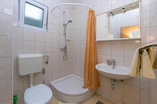 Ванная комната в Apartments with a parking space Brela, Makarska - 6907