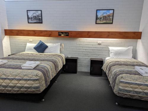 Zimmer mit 2 Betten in einem Zimmer in der Unterkunft Elm Court Motel in Albury