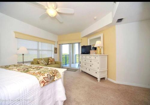1 dormitorio con 1 cama y ventilador de techo en Lovely & Cozy 3 bedroom with pool en New Smyrna Beach