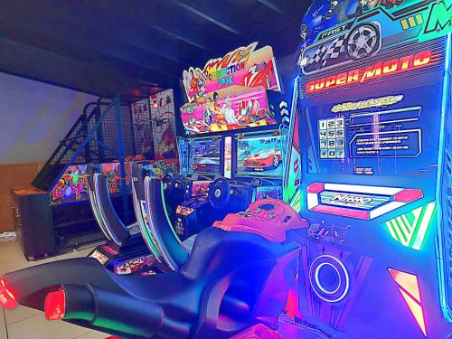a game room with a pinball machine at Pipers Lodge in National Park