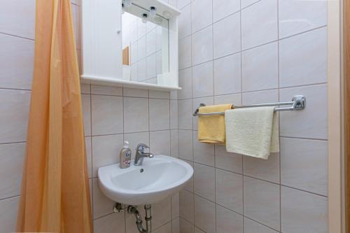 een badkamer met een wastafel en een spiegel bij Studio Brela 6907c in Brela