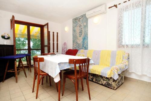 jadalnia ze stołem i kanapą w obiekcie Apartment Zavala 594b w mieście Jelsa