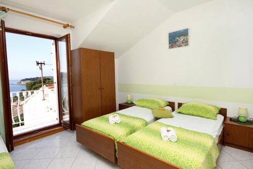 1 dormitorio con 2 camas y ventana grande en Apartments by the sea Hvar - 591, en Hvar
