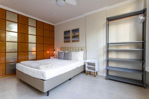 Ένα ή περισσότερα κρεβάτια σε δωμάτιο στο Refúgio em Copacabana - Para 4 pessoas - NSC401 Z4