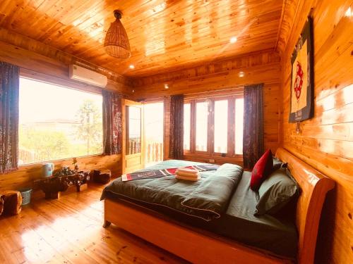 een slaapkamer met een bed in een houten hut bij Peace Home in Sa Pa