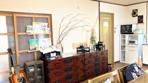 北上市にあるゲストハウス蘖 -ひこばえのリビングルーム(ドレッサー、ギター付)