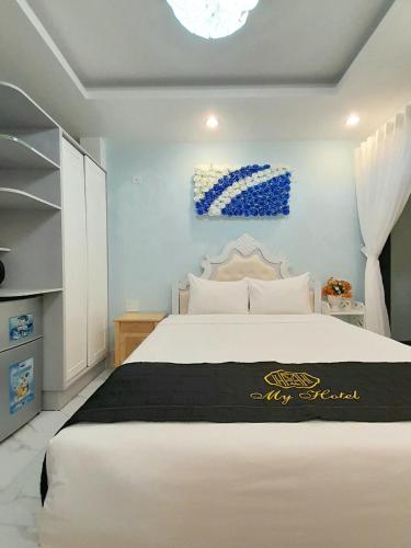 Una cama o camas en una habitación de My Hotel
