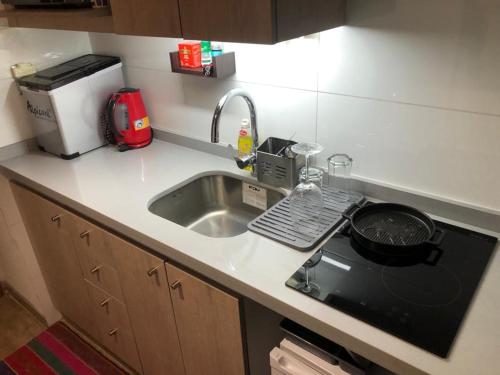 a kitchen counter with a sink and a toaster at Departamento residencial Valle Nevado in Lo Barnechea