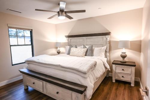 - une chambre avec un grand lit et un ventilateur de plafond dans l'établissement South Montezuma Properties LLC, à Prescott