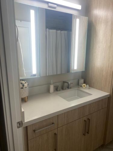 La salle de bains est pourvue d'un lavabo et d'un grand miroir. dans l'établissement South Montezuma Properties LLC, à Prescott