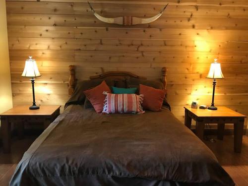 sypialnia z łóżkiem z dwoma lampami na dwóch stołach w obiekcie La Maison du Bayou Petite Anse w mieście New Iberia