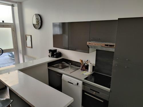 a kitchen with a sink and a counter top at Le Havre, 1 chambre , appartement Sympa en centre ville in Le Havre