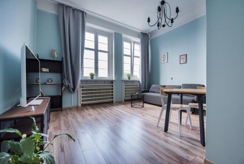 a living room with a table and a couch at Apartamenty Piłsudskiego in Gliwice