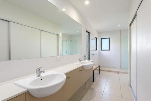 a bathroom with two sinks and a large mirror at Rainbow Surf 5 in Rainbow Beach
