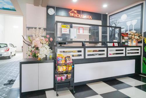 a grocery store with a cash register and flowers at RedDoorz Plus @ Jalan Pemuda Timur Bojonegoro in Bojonegoro