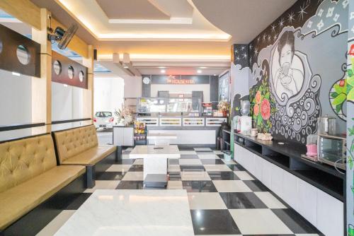 a restaurant with a checkered floor and tables and benches at RedDoorz Plus @ Jalan Pemuda Timur Bojonegoro in Bojonegoro
