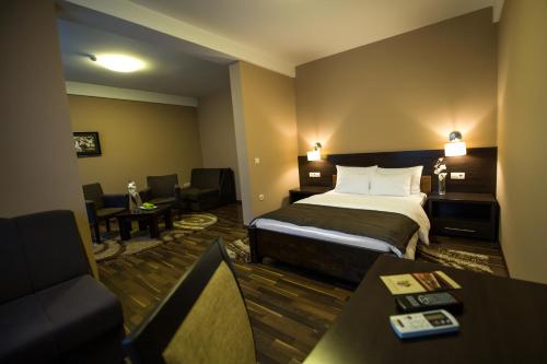 En eller flere senger på et rom på Hotel Požega