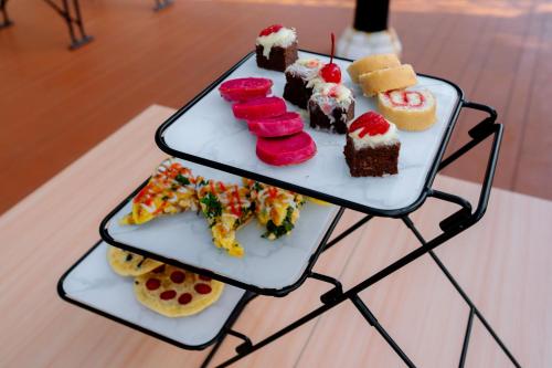 een dienblad met verschillende soorten gebak en koekjes bij Beth Kasegaran Theresia in Bogor