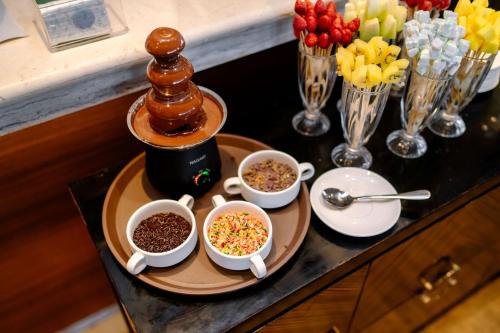 een tafel met kommen eten en bloemen bij Beth Kasegaran Theresia in Bogor