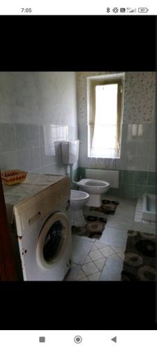 bagno con servizi igienici e lavandino di Ampio open space indipendente a Monasterace