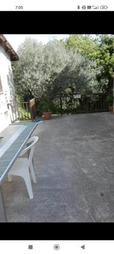 una panchina bianca seduta in cima a un patio di Ampio open space indipendente a Monasterace