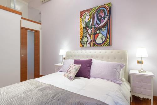 ein Schlafzimmer mit einem Bett und einem Wandgemälde in der Unterkunft Rome Guest House Saint Peter in Rom