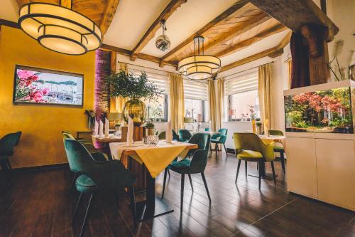 - une salle à manger avec une table et des chaises dans l'établissement Hotel Gasthaus Appel Krug, à Delbrück