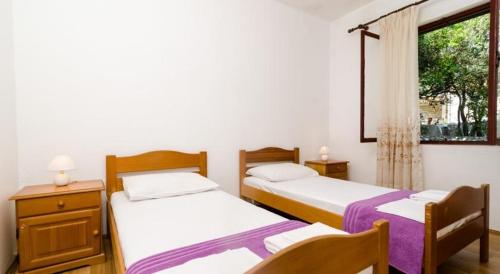 um quarto com 2 camas e uma janela em Apartments by the sea Prozurska Luka, Mljet - 617 em Maranovići