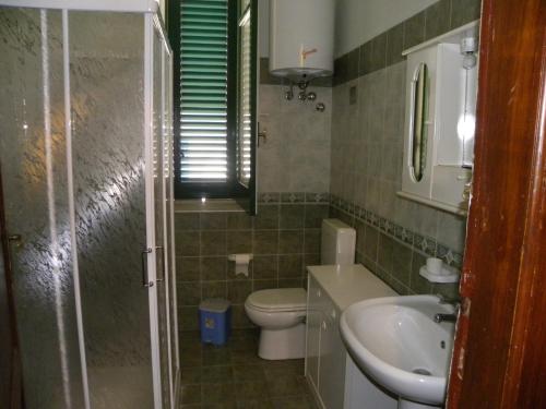 een badkamer met een toilet en een wastafel bij Novecento in Lipari