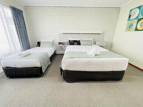 two twin beds in a room with at Warragul Views Motor Inn in Warragul