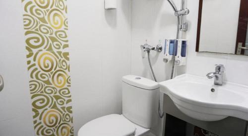 香港にあるNational Innのバスルーム(トイレ、洗面台付)