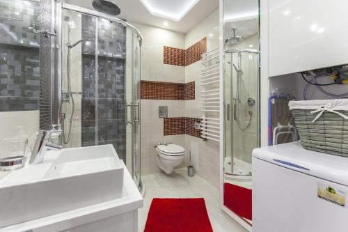 ザコパネにあるApartament President Zakopaneのバスルーム(シャワー、洗面台、トイレ付)