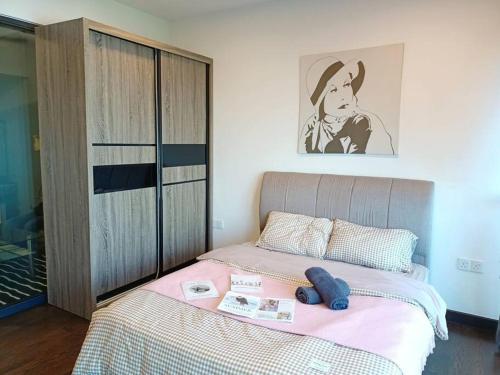 - une chambre avec un grand lit et une couverture rose dans l'établissement C0704 Almas Suite seaview & Netflix STAY, à Nusajaya