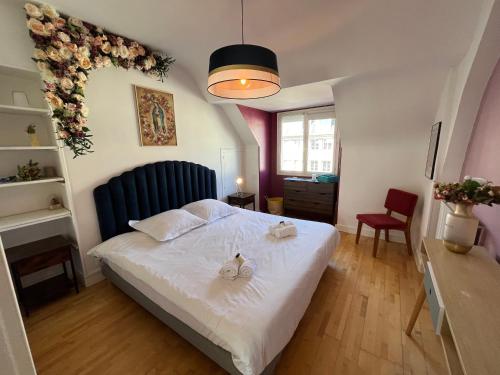 une chambre avec un lit avec deux serviettes dessus dans l'établissement Gallina, Duplex en centre ville sur le port de Caen, à Caen