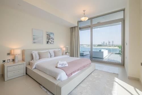 um quarto com uma cama grande e uma janela grande em 2BDR apartment with full sea view and Dubai Marina view Azure Residences em Dubai
