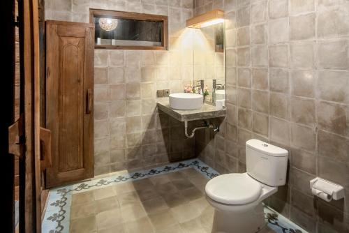 a bathroom with a toilet and a sink at PNB Bali Villas in Canggu