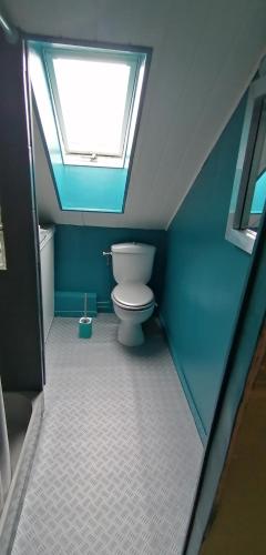 La salle de bains est pourvue de toilettes et d'une lucarne. dans l'établissement chambre à 800 mètres du mythique virage de Mulsanne, à Mulsanne