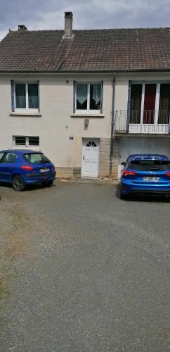 zwei Autos, die vor einem Haus geparkt sind in der Unterkunft chambre à 800 mètres du mythique virage de Mulsanne in Mulsanne