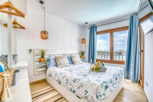 una camera con letto e finestra di Ideal Property Mallorca - Blue Sea a Port d'Alcudia