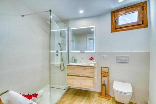 e bagno con doccia, servizi igienici e lavandino. di Ideal Property Mallorca - Blue Sea a Port d'Alcudia