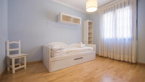 A bed or beds in a room at El Capricho de Ana - Apartamentos Aloha Toledo