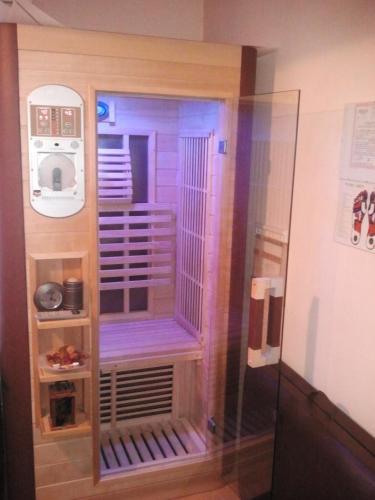 a small shower in a room with a machine at Pension Paunasul in Buşteni