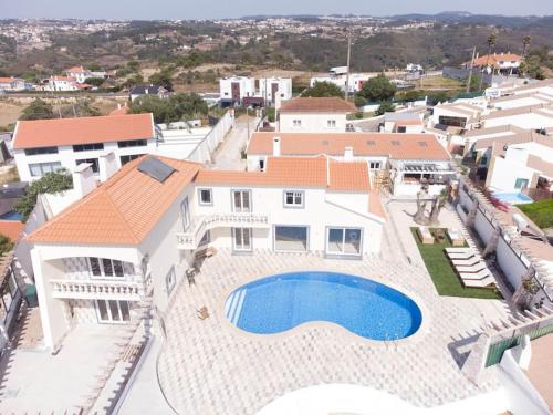 Carvoeira的住宿－Casa das Rosas，享有带游泳池的房屋的空中景致