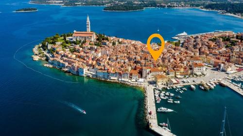 een luchtzicht op een klein eiland met een gele markering bij Studio Yellow Flower in Rovinj