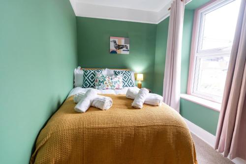 Un dormitorio con una cama con toallas. en Daffodil House, en Cockermouth